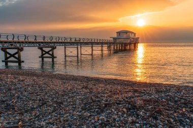 Totland, Wight Adası, İngiltere - 17 Nisan 2023 Totland Rıhtımı üzerinde gün batımı
