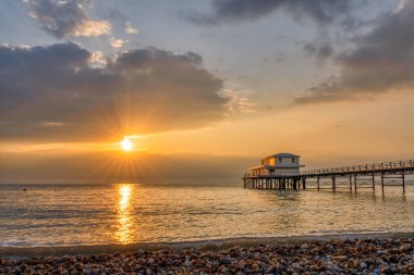 Totland, Wight Adası, İngiltere - 17 Nisan 2023 Totland Rıhtımı üzerinde gün batımı