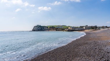 Freshwater Körfezi, Wight Adası, İngiltere - 19 Nisan 2023: Sahil, uçurum ve sahil