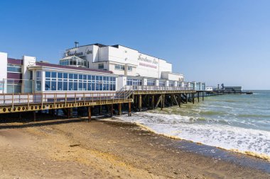 Sandown, Wight Adası, İngiltere - 20 Nisan 2023: Rıhtım ve sahil