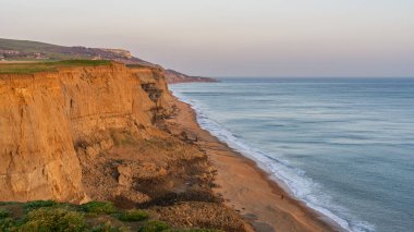 Chine Balinası, Wight Adası, İngiltere - 19 Nisan 2023 Kıyıdaki akşam atmosferi