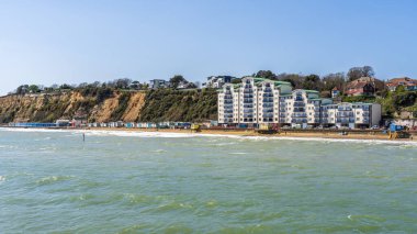 Sandown, Wight Adası, İngiltere - 20 Nisan 2023: Gezinti güvertesi ve plaj