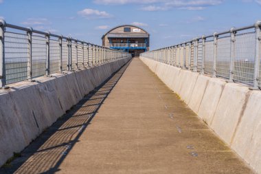 Bembridge, Wight Adası, İngiltere - 20 Nisan 2023: Rıhtım ve filika istasyonu