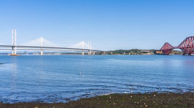 Forth Firth üzerinde köprüler, Queensferry Crossing ve Forth Road Bridge solda ve Forth Bridge sağda, Güney Queensferry, Edinburgh, İskoçya, İngiltere