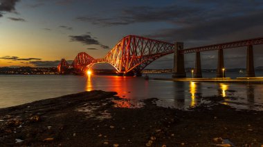 Güney Queensferry, Edinburgh, İskoçya, İngiltere 'den görülen Forth Bridge' de akşam atmosferi
