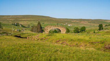 Allenhead ve Rookhope, County Durham, İngiltere ve İngiltere arasında kalan bir köprünün kalıntıları ile Peak District Manzarası