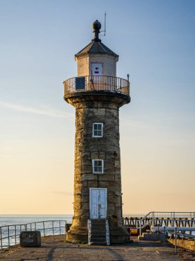 Whitby, North Yorkshire, İngiltere 'deki East Pier Deniz Feneri.