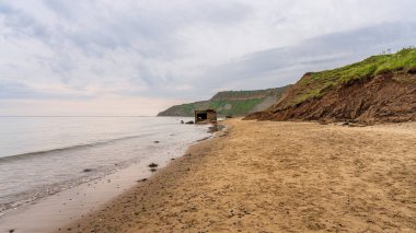 Kuzey Yorkshire, İngiltere 'deki Cayton Körfezi sahilinde yıkılan 2. Dünya Savaşı sığınağı.
