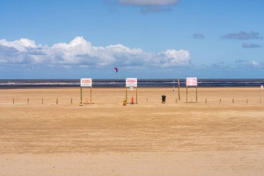 Ainsdale-on-Sea, Merseyside, İngiltere - 15 Mayıs 2023: Plajda uyarı levhası