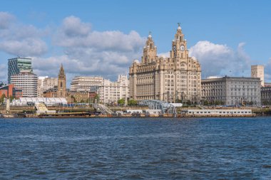 Liverpool, Merseyside, İngiltere - 15 Mayıs 2023: Mersey Nehri 'nden görülen şehrin silueti
