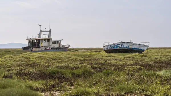 Heswall, Merseyside, İngiltere - 17 Mayıs 2023: Bataklıktaki gemi enkazı