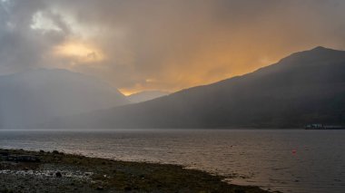 Arrochar, Argyll ve Bute, İskoçya, İngiltere 'den görülen Long Gölü üzerindeki yağmur bulutları.