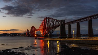 Güney Queensferry, Edinburgh, İskoçya, İngiltere 'den görülen Forth Bridge' de akşam atmosferi