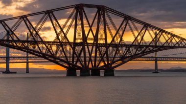 Güney Queensferry, Edinburgh, İskoçya, İngiltere 'den görülen Forth Bridge' de akşam atmosferi