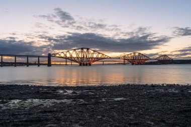 Güney Queensferry, Edinburgh, İskoçya, İngiltere 'den görülen Forth Bridge' de akşam atmosferi