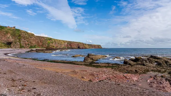 Auchmithie, Angus, İskoçya, İngiltere 'deki sahil ve uçurumlar.