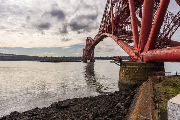 Dördüncü Köprü, Kuzey Queensferry, Fife, İskoçya, İngiltere 'den görüldü.