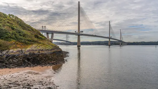 Queensferry Geçidi ve Forth Nehri, Kuzey Queensferry, Fife, İskoçya, İngiltere yakınlarında görüldü.