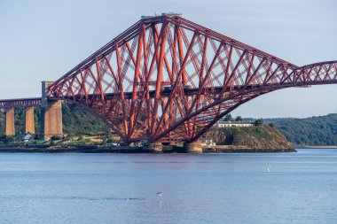 Güney Queensferry, Edinburgh, İskoçya, İngiltere - 12 Eylül 2023: Bir tren geçişi ile Forth Köprüsü görüntüsü