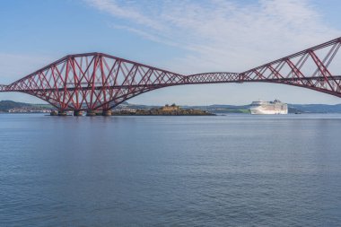 Güney Queensferry, Edinburgh, İskoçya, İngiltere - 12 Eylül 2023: Forth Köprüsü 'nün görüntüsü ve bekleyen bir yolcu gemisi