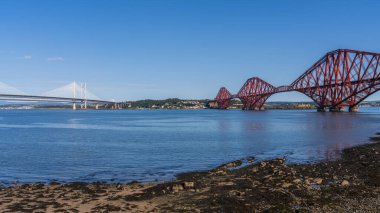 Güney Queensferry, Edinburgh, İskoçya, İngiltere - 12 Eylül 2023: Forth üzerinde köprüler, Queensferry Crossing ve solda Forth Road Bridge ve sağda Forth Bridge ile