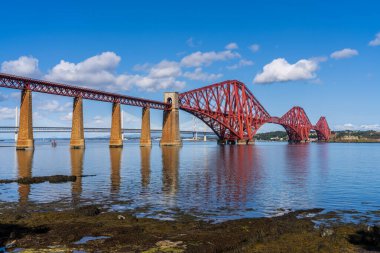 Güney Queensferry, Edinburgh, İskoçya, İngiltere - 12 Eylül 2023: Forth Bridge View