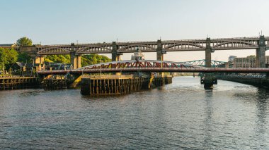 Tyne, Tyne ve Wear 'daki Newcastle, İngiltere, İngiltere - 13 Haziran 2023: Tyne Nehri, Swing Köprüsü ve Yüksek Seviye Köprüsü