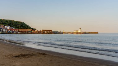 Scarborough, Kuzey Yorkshire, İngiltere - 22 Haziran 2023: Akşam ışığında Scarborough Deniz Feneri, South Bay Beach 'ten görüldü.