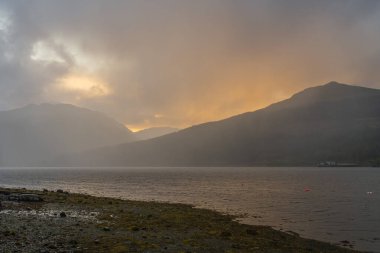 Arrochar, Argyll ve Bute, İskoçya, İngiltere 'den görülen Long Gölü üzerindeki yağmur bulutları.