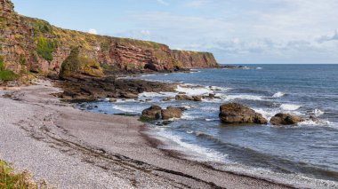 Auchmithie, Angus, İskoçya, İngiltere 'deki sahil ve uçurumlar.