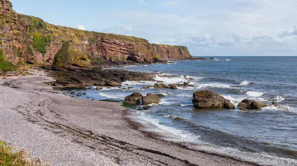 Auchmithie, Angus, İskoçya, İngiltere 'deki sahil ve uçurumlar.