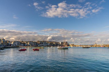 St Ives, Cornwall, İngiltere - 30 Mayıs 2022 St Ives limanındaki teknelerin görüntüsü