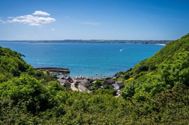 Polkerris, Cornwall, İngiltere, İngiltere - 28 Mayıs 2022: Kentin manzarası ve kayalıkların tepesinden liman