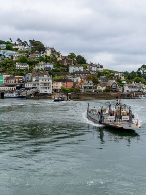 Dartmouth, Devon, İngiltere, İngiltere - 26 Mayıs 2022: Dartmouth ve Kingswear arasında Dart Nehri 'nden geçen iki feribot