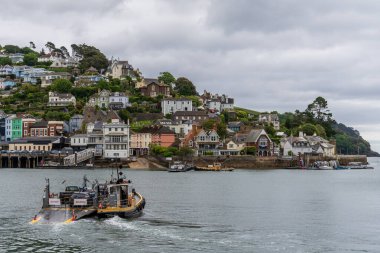 Dartmouth, Devon, İngiltere, İngiltere - 26 Mayıs 2022: Dartmouth ve Kingswear arasında Dart Nehri 'nden geçen iki feribot