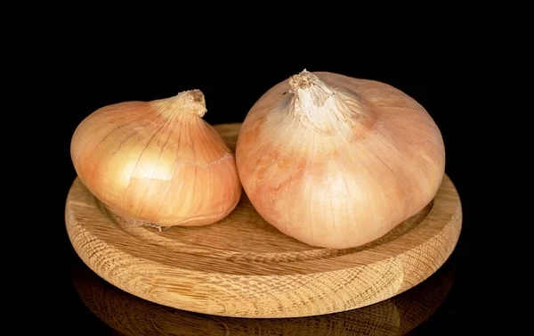 Zwei Organische Saftige Ungeschälte Zwiebeln Auf Einem Holzteller Nahaufnahme Auf — Stockfoto