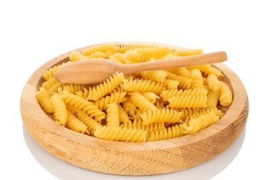 Tahta tabakta Durum buğdaylı makarna, makro, beyaz arka planda izole edilmiş..