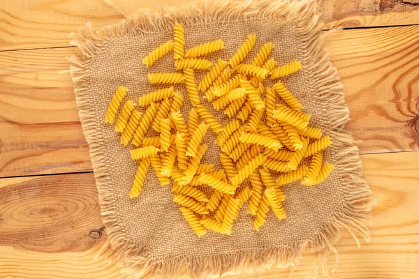 Durum Wheat Pasta Jute Napkin Wooden Table Macro Top View — Stock Photo, Image