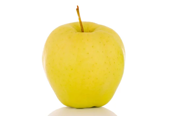 1つの熟した黄色のリンゴ マクロ 白い背景に隔離された — ストック写真