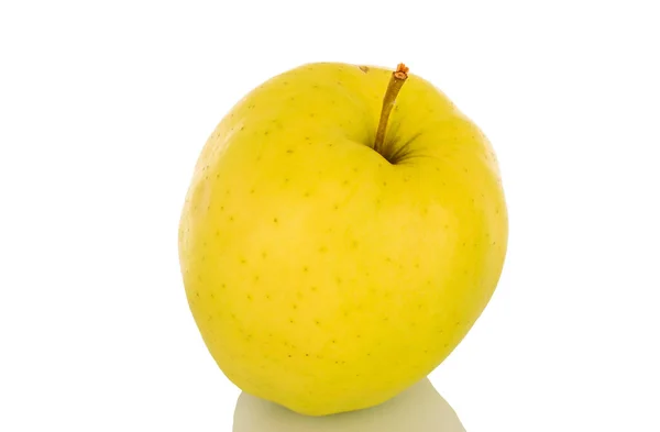 1つの熟した黄色のリンゴ マクロ 白い背景に隔離された — ストック写真