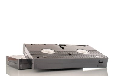 İki video kaset, makro, beyaz arkaplanda izole edilmiş..