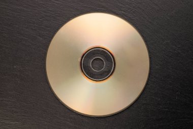 Tahta taş, makro, üst görünüm üzerine bir CD-R disk.