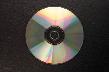 Tahta taş, makro, üst görünüm üzerine bir CD-R disk.