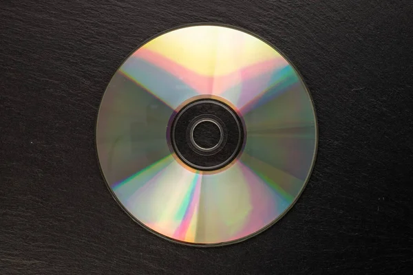 スレート石 マクロ トップビュー上の1枚のCd Rディスク — ストック写真