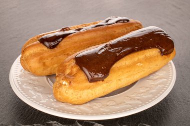 Kayrak taşında beyaz plakalı iki tatlı eklem, makro..