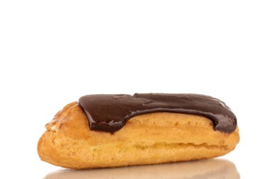 Beyaz arka planda bir çikolatalı pasta, makro..