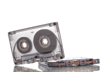 İki ses kaseti, makro, beyaz arkaplanda izole edilmiş..