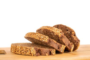 Birkaç parça çavdar ekmeği, makro, beyaz arka planda izole edilmiş..