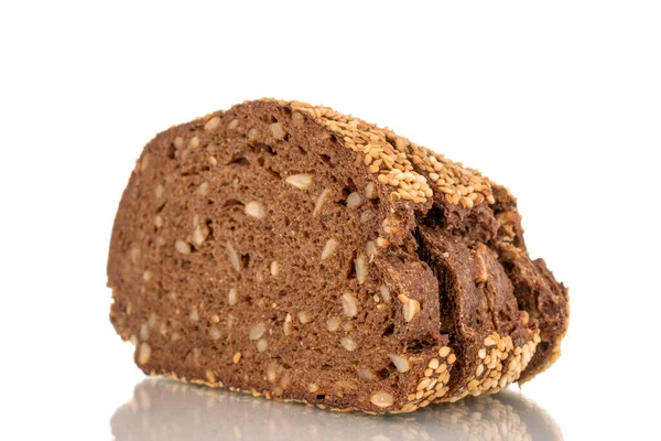 Câteva Bucăți Pâine Multigranulară Secară Macro Izolată Fundal Alb — Fotografie, imagine de stoc