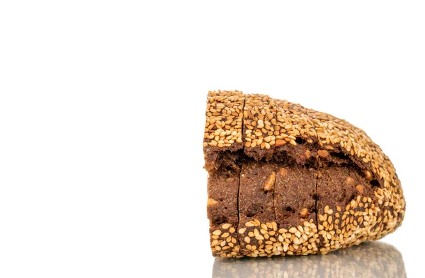 Половина Ржаного Многозернового Хлеба Макрос Изолированный Белом Фоне — стоковое фото